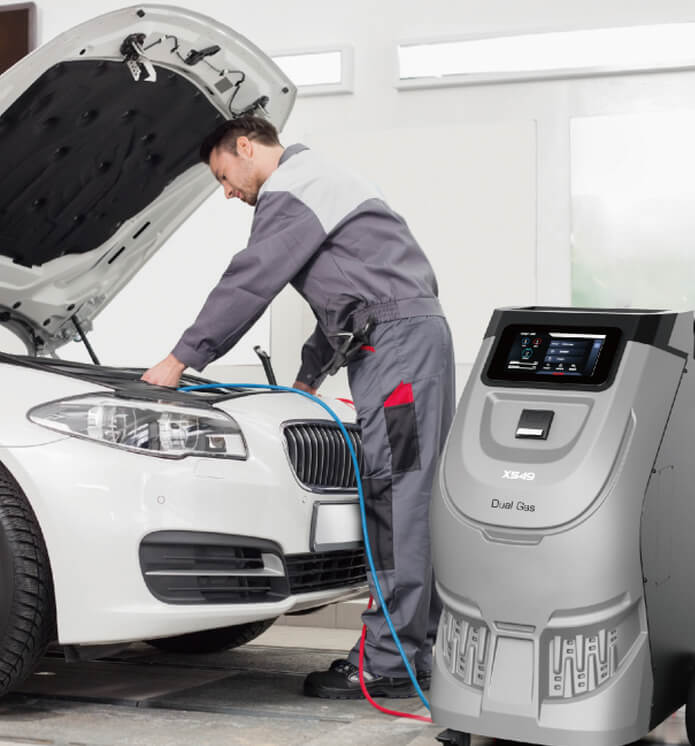 Установка для заправки автокондиционеров Sillan X549 в работе