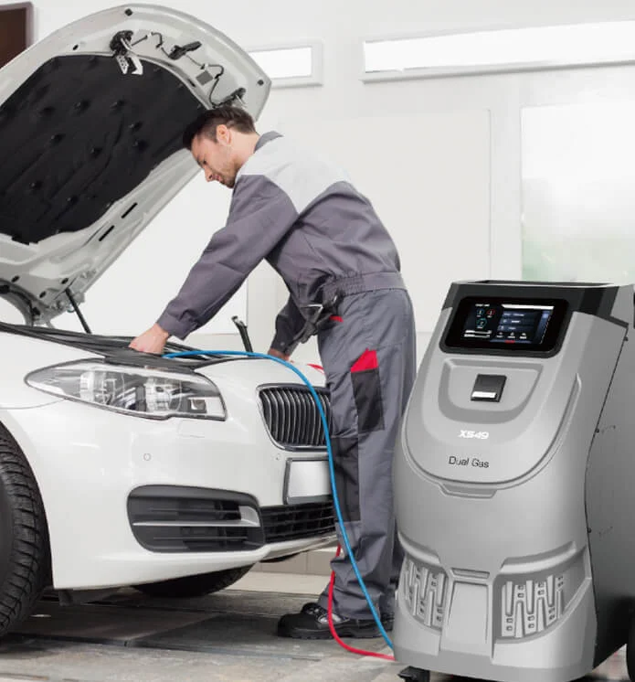 Установка для заправки автокондиционеров Sillan X549 в работе