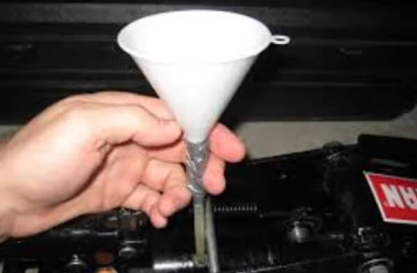 Процесс замены масла в гидравлическом домкрате