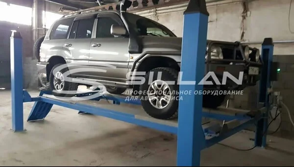 Четырёхстоечный подъёмник PL- FS45 с автомобилем
