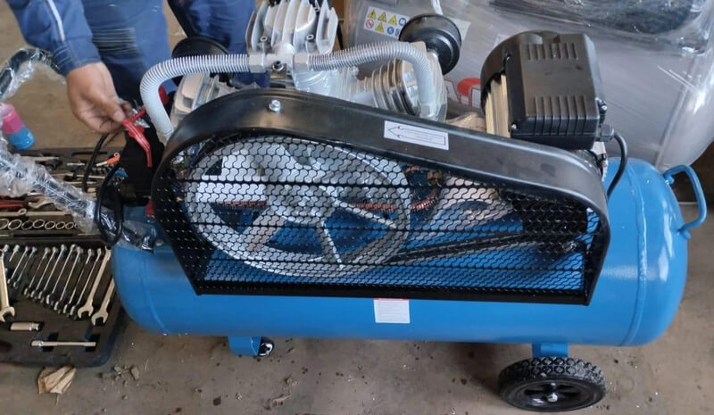 Компрессор воздушный 3065-100 220V-4.0HP. Уценка вид сбоку